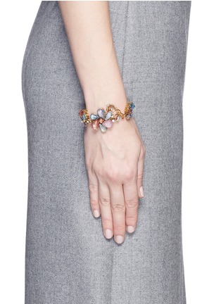 模特儿示范图 - 点击放大 - ERICKSON BEAMON - 立体花卉仿水晶手链