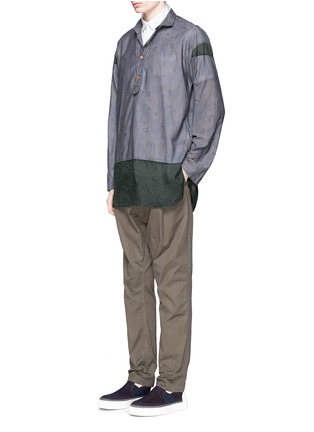 模特儿示范图 - 点击放大 - KOLOR - 单色松紧带拼贴衬衫