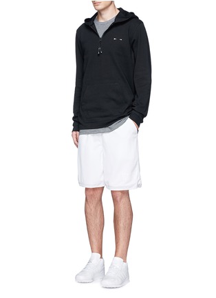 模特儿示范图 - 点击放大 - THE UPSIDE - 箭头胶印连帽上衣