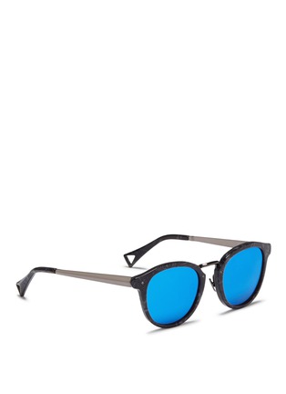 模特儿示范图 - 点击放大 - HAZE COLLECTION - Edge' marble effect mirror sunglasses