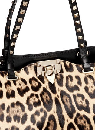 细节 - 点击放大 - VALENTINO GARAVANI - ROCKSTUD小号豹纹小牛毛手提包