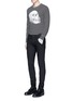 模特儿示范图 - 点击放大 - ALEXANDER MCQUEEN - 双影骷髅头图案纯棉条纹长袖T恤