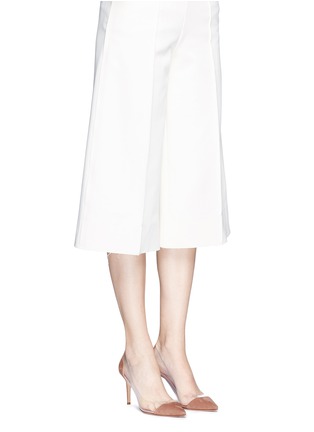 模特示范图 - 点击放大 - GIANVITO ROSSI - Plexi 85 PVC拼接绒面皮高跟鞋