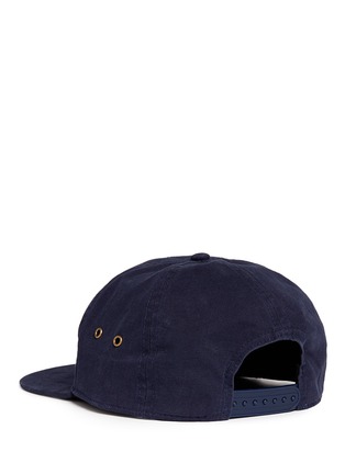 模特儿示范图 - 点击放大 - KINFOLK - 品牌标志刺绣纯棉棒球帽