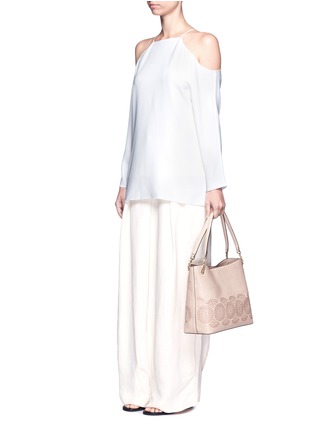 模特示范图 - 点击放大 - TORY BURCH - ZOEY花卉圆孔镂空皮革托特包