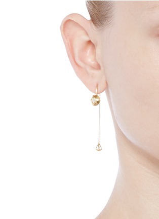 模特儿示范图 - 点击放大 - LAMA HOURANI JEWELRY - 钻石镶嵌18k金链缀耳环