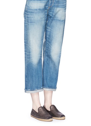 模特示范图 - 点击放大 - UGG - SANDRINNE METALLIC BASKET 编织压纹麻编平底鞋