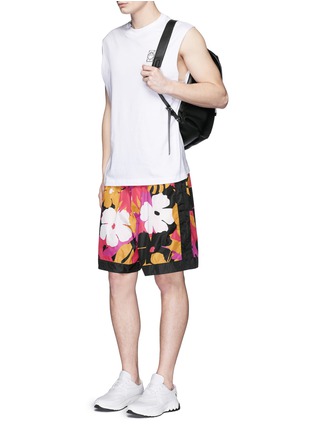 模特儿示范图 - 点击放大 - DSQUARED2 - 花卉图案条纹拼接短裤