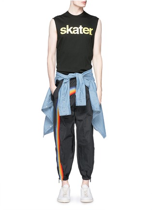 模特儿示范图 - 点击放大 - DSQUARED2 - 彩虹条纹拼贴运动裤