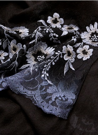 细节 - 点击放大 - JANAVI - 花卉刺绣蕾丝拼接羊绒围巾