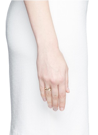 模特儿示范图 - 点击放大 - LAMA HOURANI JEWELRY - You and me钻石镶嵌18k金戒指