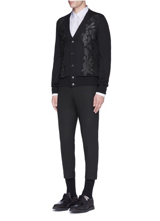 模特儿示范图 - 点击放大 - ALEXANDER MCQUEEN - 玫瑰刺绣羊毛针织外套