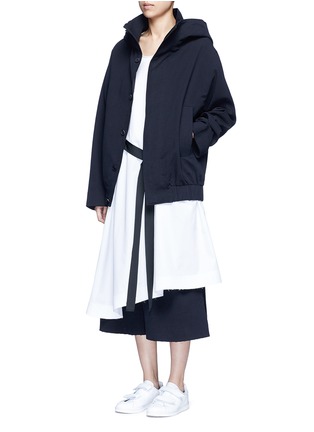 模特示范图 - 点击放大 - FFIXXED STUDIOS - 腰带装饰纯棉府绸T恤裙