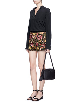 模特示范图 - 点击放大 - TORY BURCH - THEA流苏装饰荔枝纹单肩包