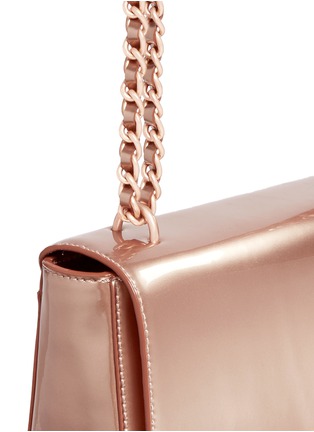 细节 - 点击放大 - TORY BURCH - MERCER金属色翻盖亮面皮革斜挎包