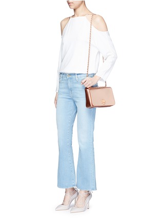 模特儿示范图 - 点击放大 - TORY BURCH - MERCER金属色翻盖亮面皮革斜挎包