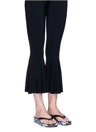 模特示范图 - 点击放大 - TORY BURCH - THANDIE花卉图案坡跟凉拖