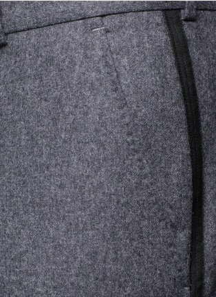 细节 - 点击放大 - ALEXANDER MCQUEEN - 条纹拼贴搭带羊毛长裤