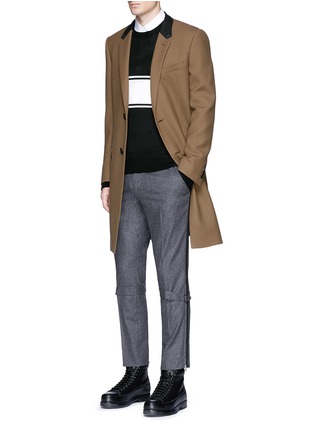 模特儿示范图 - 点击放大 - ALEXANDER MCQUEEN - 条纹拼贴搭带羊毛长裤