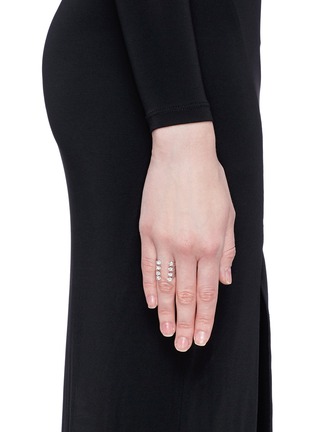 模特儿示范图 - 点击放大 - DELFINA DELETTREZ - DIAMOND DOTS钻石18k白金开口戒指