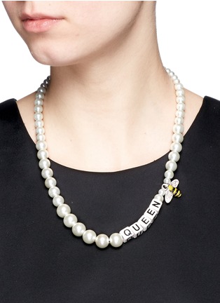 模特儿示范图 - 点击放大 - VENESSA ARIZAGA - 蜂后造型玻璃珍珠项链