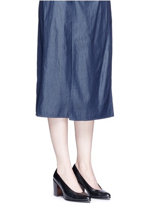 模特示范图 - 点击放大 - STUART WEITZMAN - chokeup尖头粗跟真皮高跟鞋