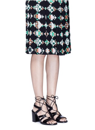 模特示范图 - 点击放大 - STUART WEITZMAN - TIE GIRL BINGO镂空系带高跟凉鞋