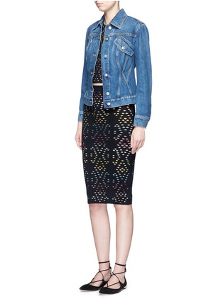 模特儿示范图 - 点击放大 - ALICE + OLIVIA - 彩色扇形镂空上衣