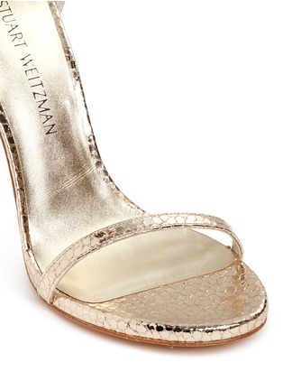 细节 - 点击放大 - STUART WEITZMAN - NUDIST SONG裂纹镜面高跟凉鞋