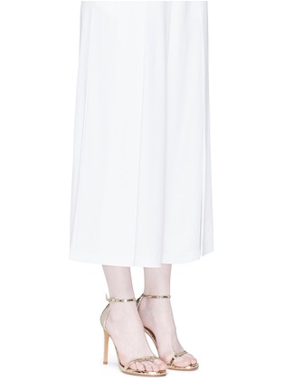 模特示范图 - 点击放大 - STUART WEITZMAN - NUDIST SONG裂纹镜面高跟凉鞋