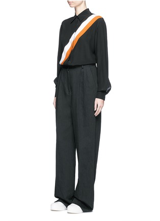 模特儿示范图 - 点击放大 - STELLA MCCARTNEY - 拼色斜条纹真丝衬衫